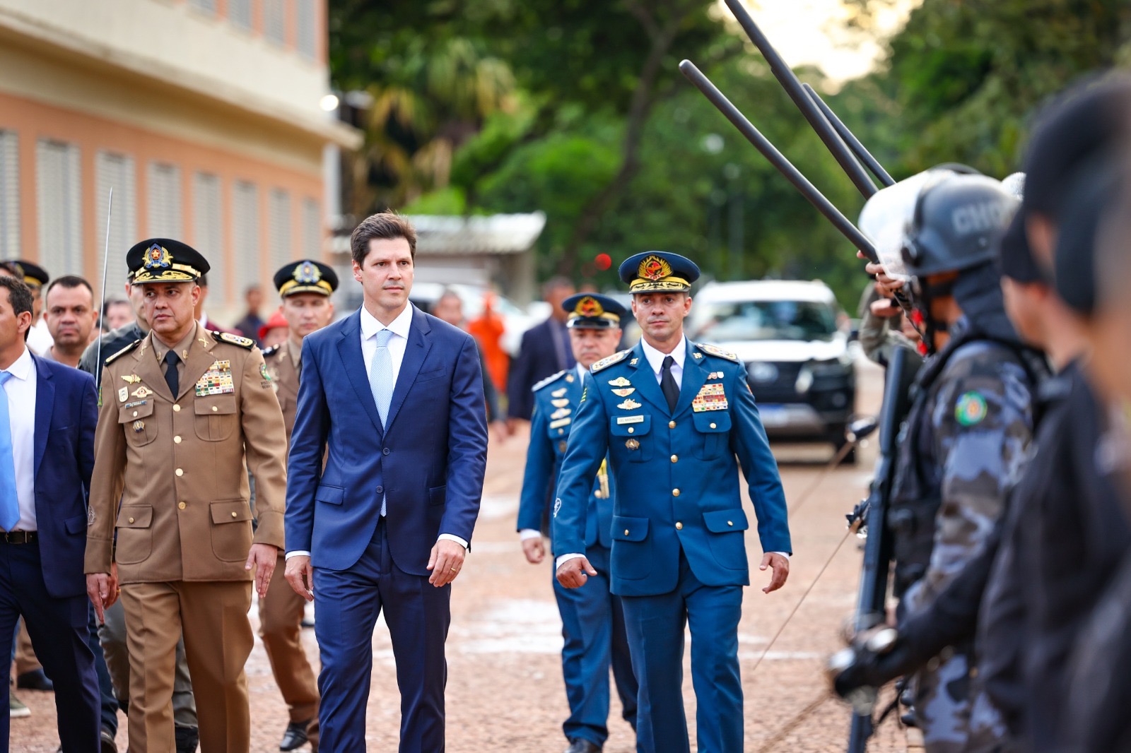 Imagem homem de terno caminhado ao lado de policiais