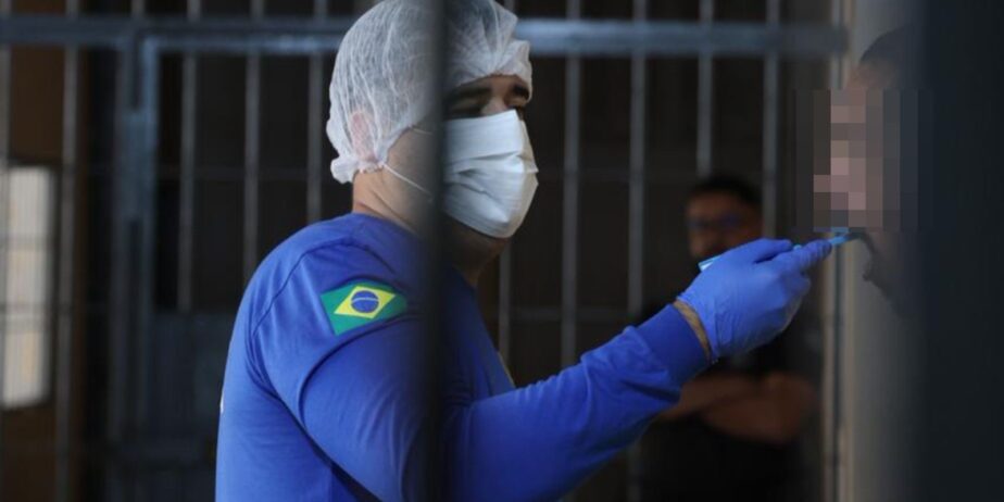 Imagem homem de mascara e toca na cabeça Polícia Científica