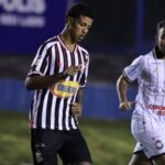 Imagem dois jogadores disputando a bola