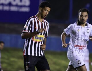 Imagem dois jogadores disputando a bola