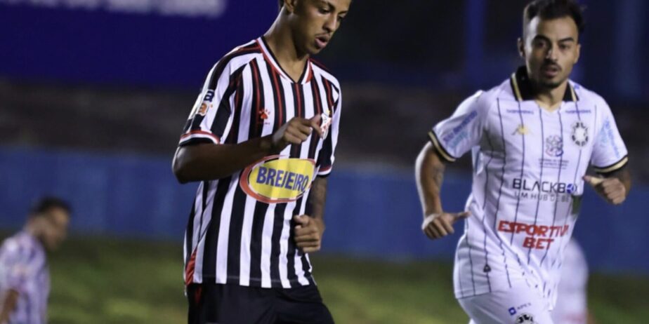 Anápolis goleia Rio Branco-ES e abre larga vantagem na final da Copa Centro-Oeste
