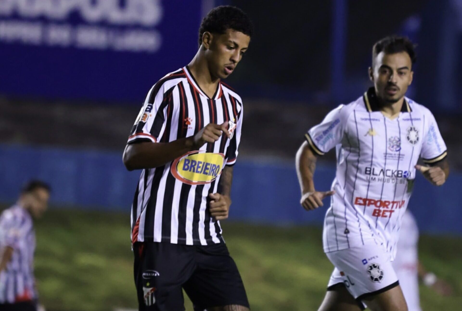 Imagem dois jogadores disputando a bola