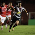 Imagem jogadores correndo atrás da bola