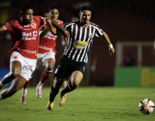 Imagem jogadores correndo atrás da bola