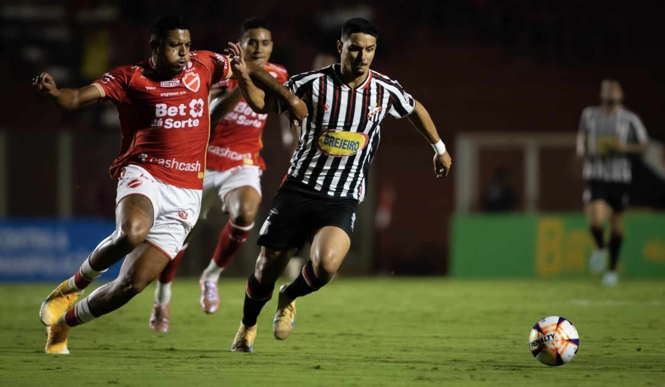 Imagem jogadores correndo atrás da bola