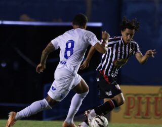 Imagem jogadores disputando a bola de jogo