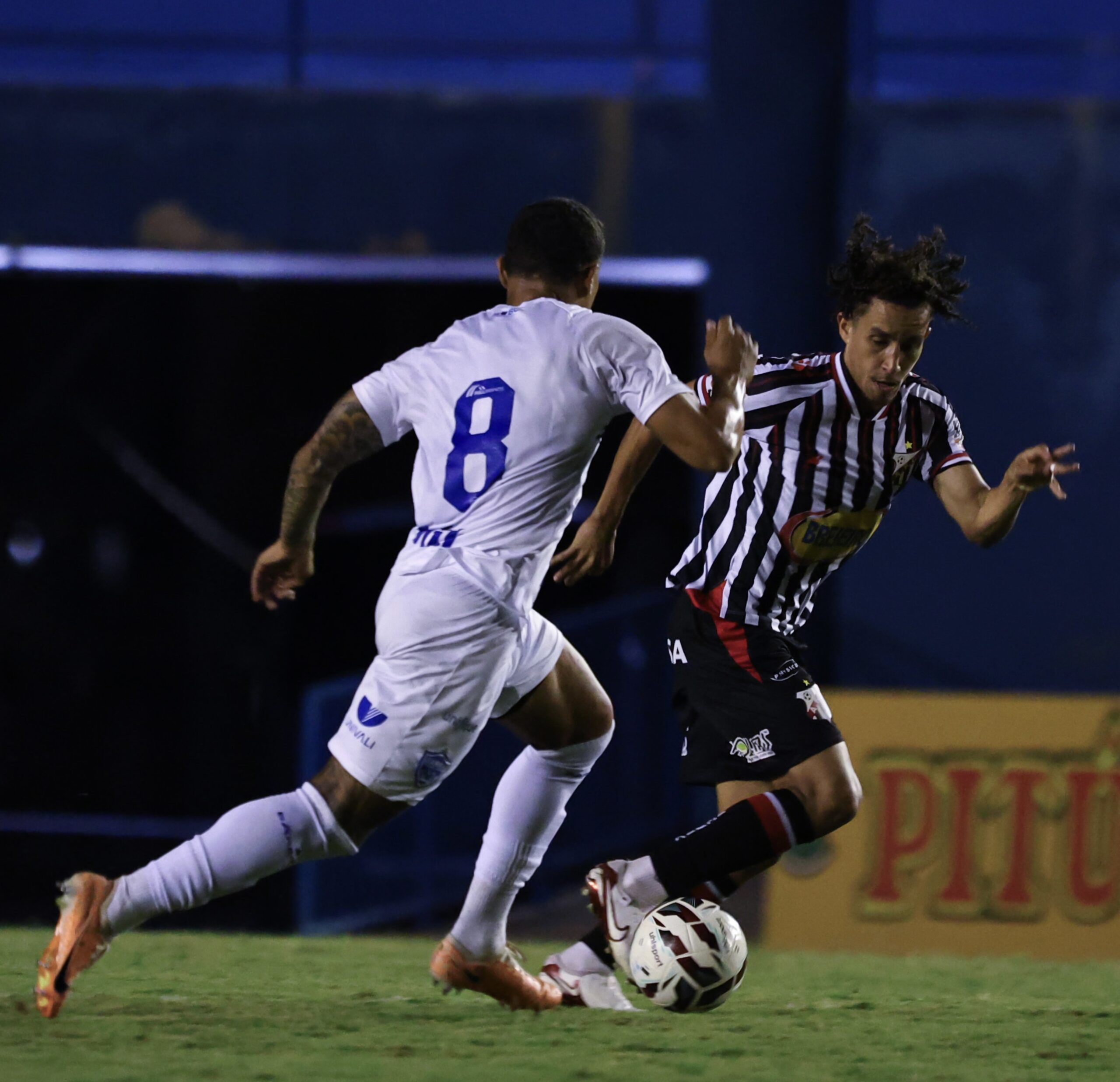 Imagem jogadores disputando a bola de jogo