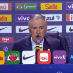 Imagem homem de terno falando ao microfone