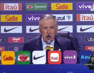 Imagem homem de terno falando ao microfone