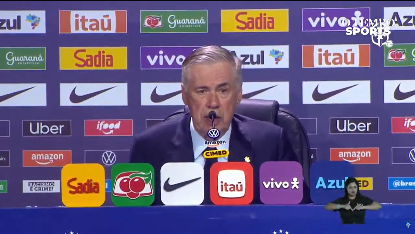 Imagem homem de terno falando ao microfone