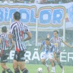 imagem JOGADORES DISPUTANDO A BOLA NO GRAMADO
