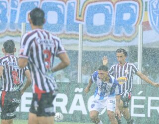 imagem JOGADORES DISPUTANDO A BOLA NO GRAMADO