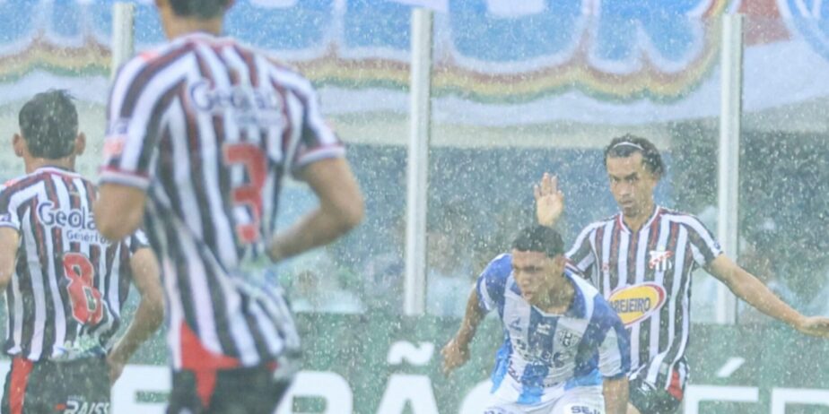 Nos acréscimos, Paysandu supera o Anápolis em jogo marcado por chuva, polêmicas e gol anulado na Curuzu