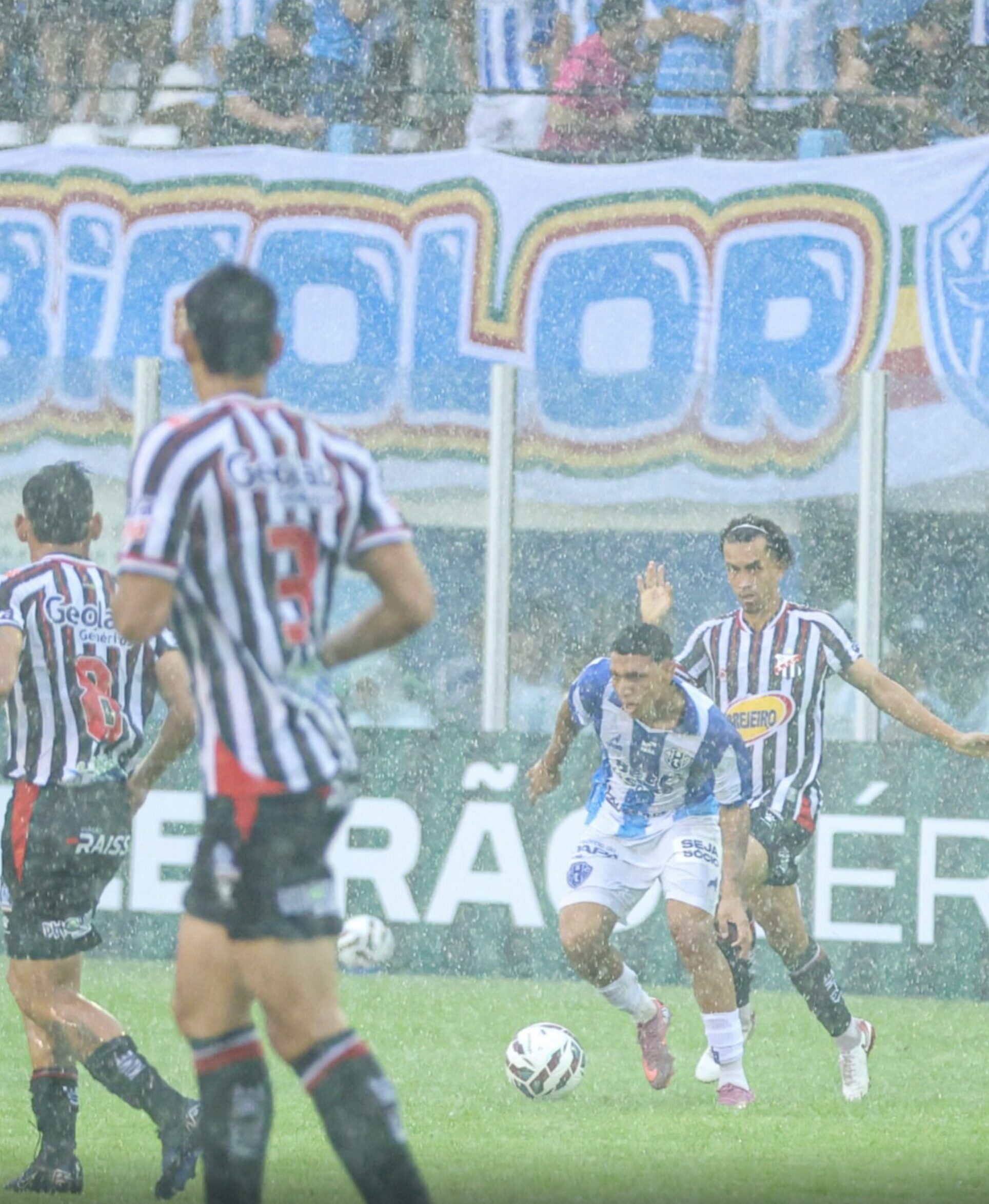 imagem JOGADORES DISPUTANDO A BOLA NO GRAMADO
