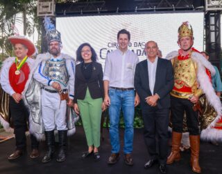 Imagem pessoas pousando para foto