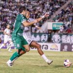 Imagem jogadores de verde e branco disputando a bola