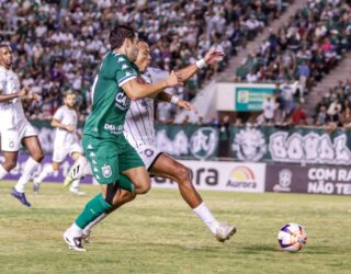Imagem jogadores de verde e branco disputando a bola