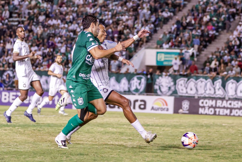 Imagem jogadores de verde e branco disputando a bola