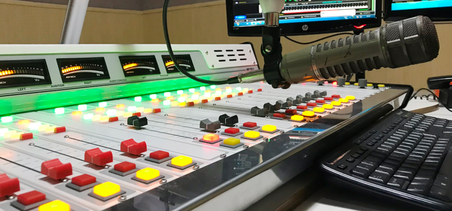 Imagem mesa de áudio emissora de rádio