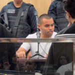 Imagem homem de branco sentado