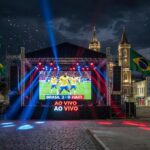 Imagem telão em um palco com jogo de futebol