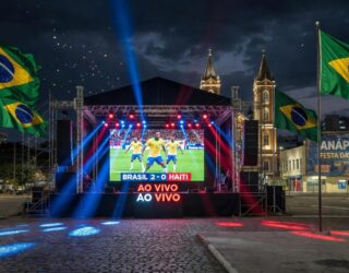 Imagem telão em um palco com jogo de futebol