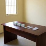Implanon atua liberando continuamente o hormônio etonogestrel por 3 anos, impedindo a ovulação e tornando o muco cervical espesso, com eficácia superior a 99%