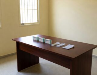 Implanon atua liberando continuamente o hormônio etonogestrel por 3 anos, impedindo a ovulação e tornando o muco cervical espesso, com eficácia superior a 99%