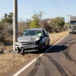 Poste e carro sofreram avarias após forte colisão. (Foto: Reprodução)
