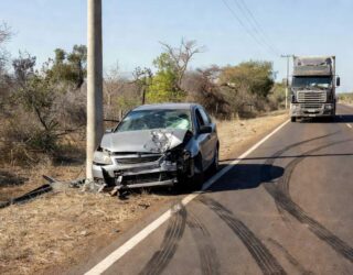 Poste e carro sofreram avarias após forte colisão. (Foto: Reprodução)