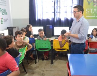 Imagem alunos em sala com cumpuitador