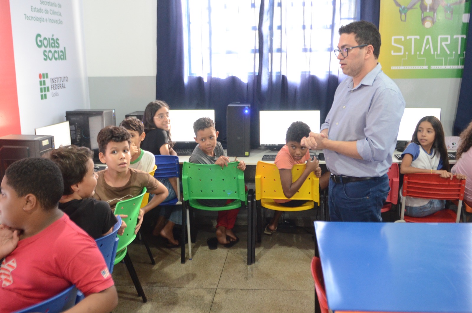 Imagem alunos em sala com cumpuitador