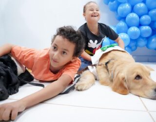 Maria Clara e Pedro, gêmeos autistas atendidos no Ceap-SOL, apresentam evolução no desenvolvimento com acompanhamento multiprofissional (Foto: Iron Braz e Gabriela Tavares)