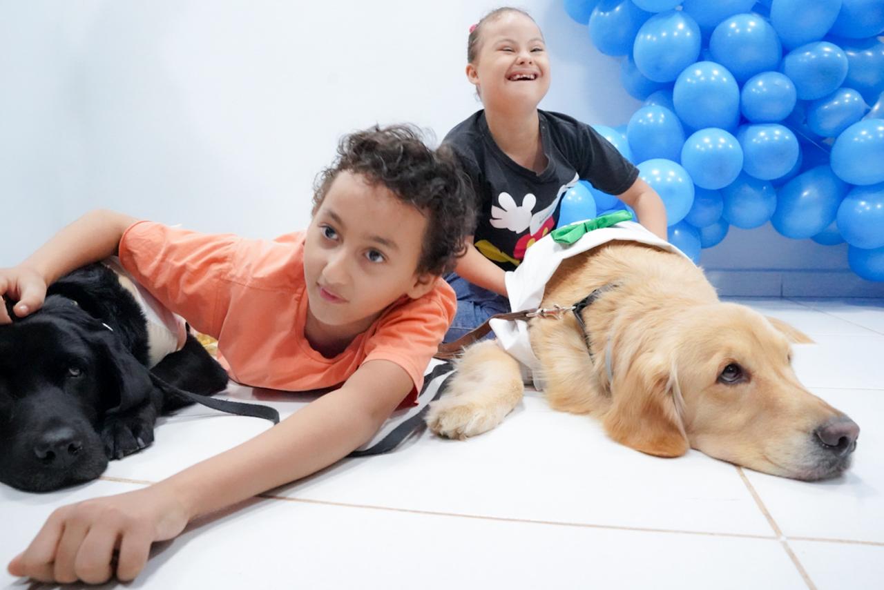 Maria Clara e Pedro, gêmeos autistas atendidos no Ceap-SOL, apresentam evolução no desenvolvimento com acompanhamento multiprofissional (Foto: Iron Braz e Gabriela Tavares)