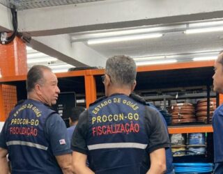 Fiscais do Procon Goiás verificam qualidade de fios comercializados em estabelecimentos goianos (Foto: Superintendência do Inmetro/Goiás)