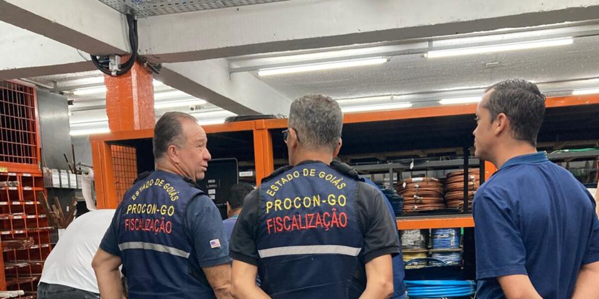 Fiscais do Procon Goiás verificam qualidade de fios comercializados em estabelecimentos goianos (Foto: Superintendência do Inmetro/Goiás)