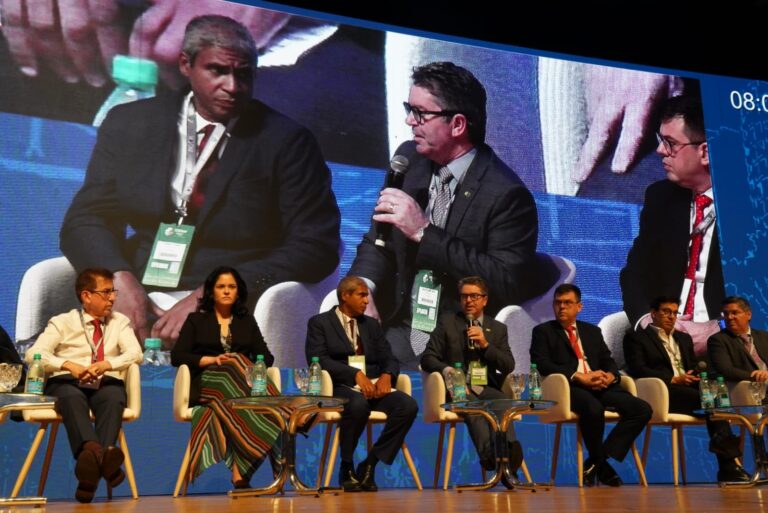 Secretário Rasível Santos fala sobre Programa Goiás Todo Rosa no Congresso Brasileiro de Mastologia (Foto: Marco Monteiro)