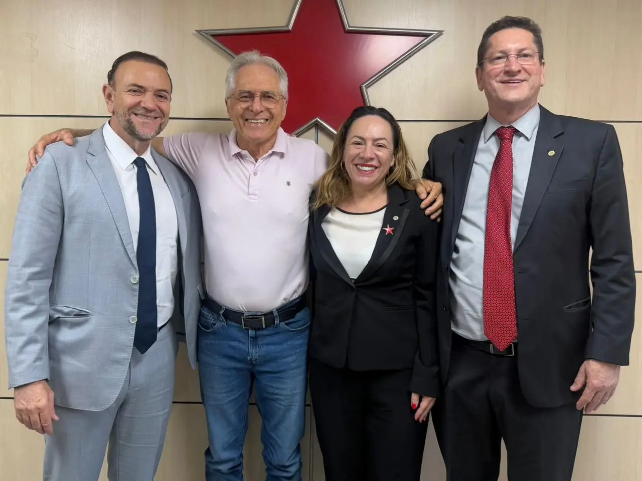 Flávio Faedo (sem terno), com Adriana Accorsi, Edinho Silva (E) e Jilmar Tato (D) nesta quarta -Foto Divulgação