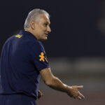 Imagem homem de camisa azul com braços abertos