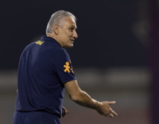 Imagem homem de camisa azul com braços abertos