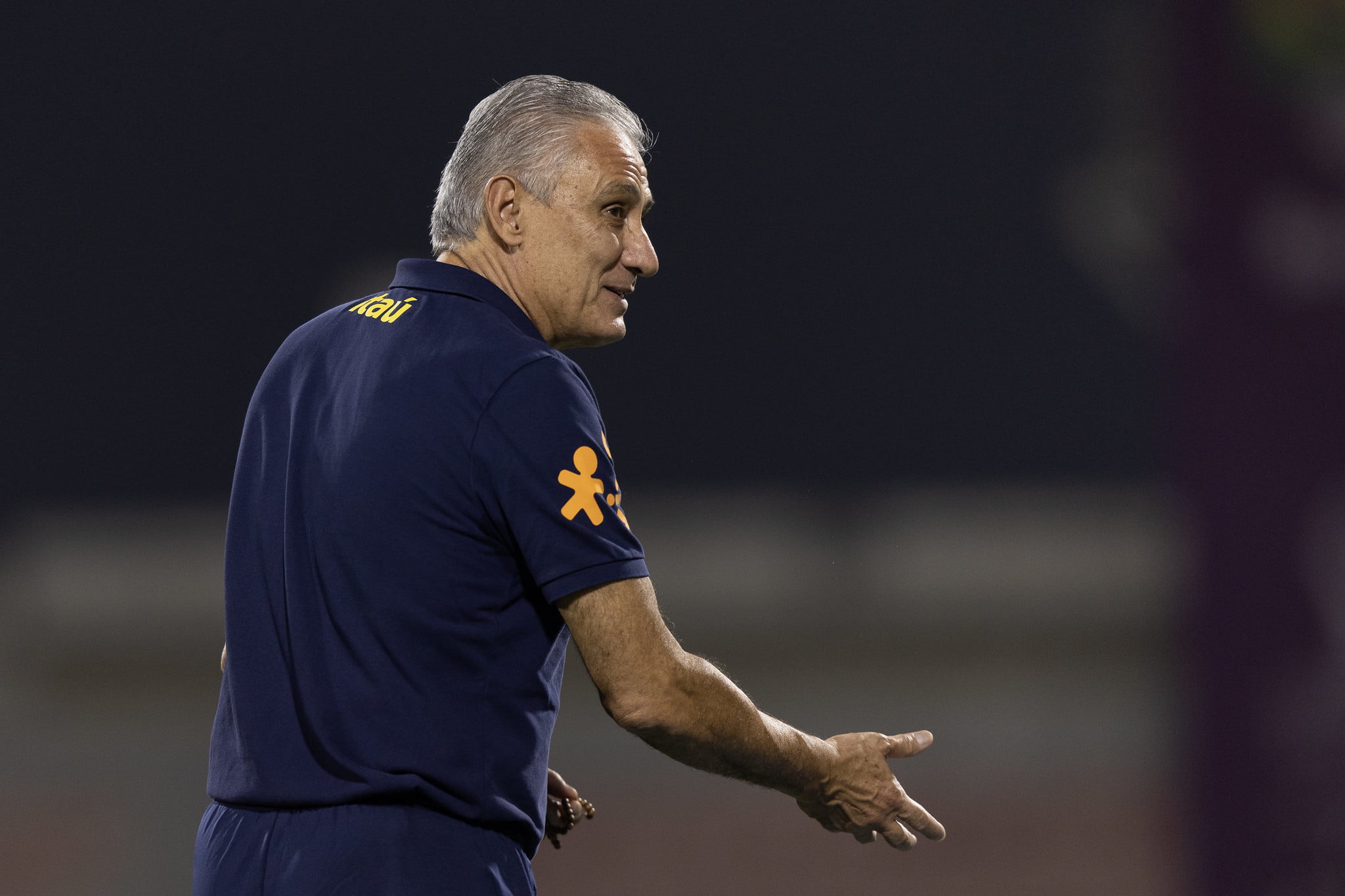 Imagem homem de camisa azul com braços abertos