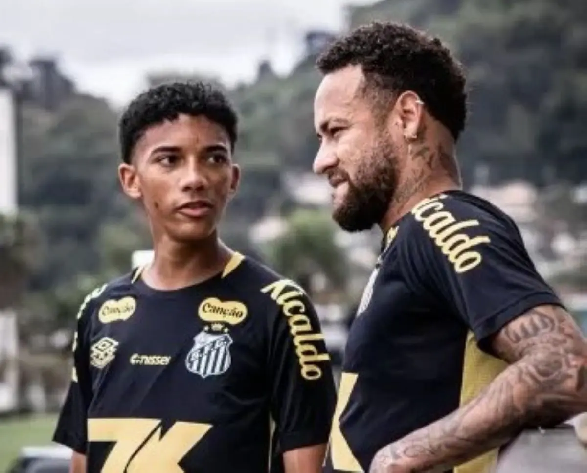 Robinho Jr e Neymar se desentenderam em treino no domingo - Foto Raul Bartta Santos FC