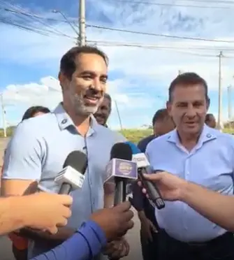 Vanderlan Cardoso anuncia apoio à pré-candidatura de Simone Pellozo durante visita a obras em Senador Canedo ao lado do prefeito Fernando Pellozo. Foto: Reprodução.