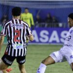 Imagem jogadores disputando a bola