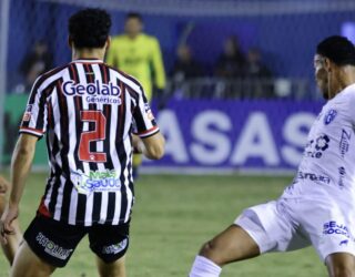 Imagem jogadores disputando a bola