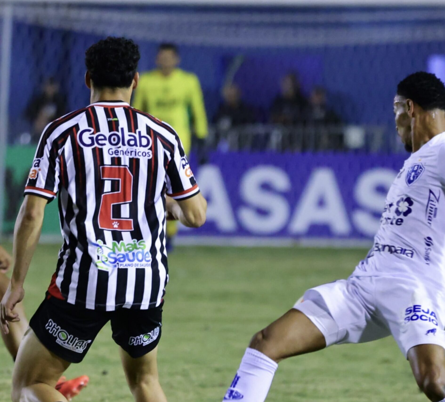Imagem jogadores disputando a bola