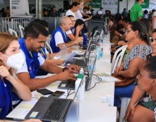 Imagem pessoas sentadas sendo atendidos