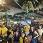 Imagens pessoas de camisa amarela comemorando