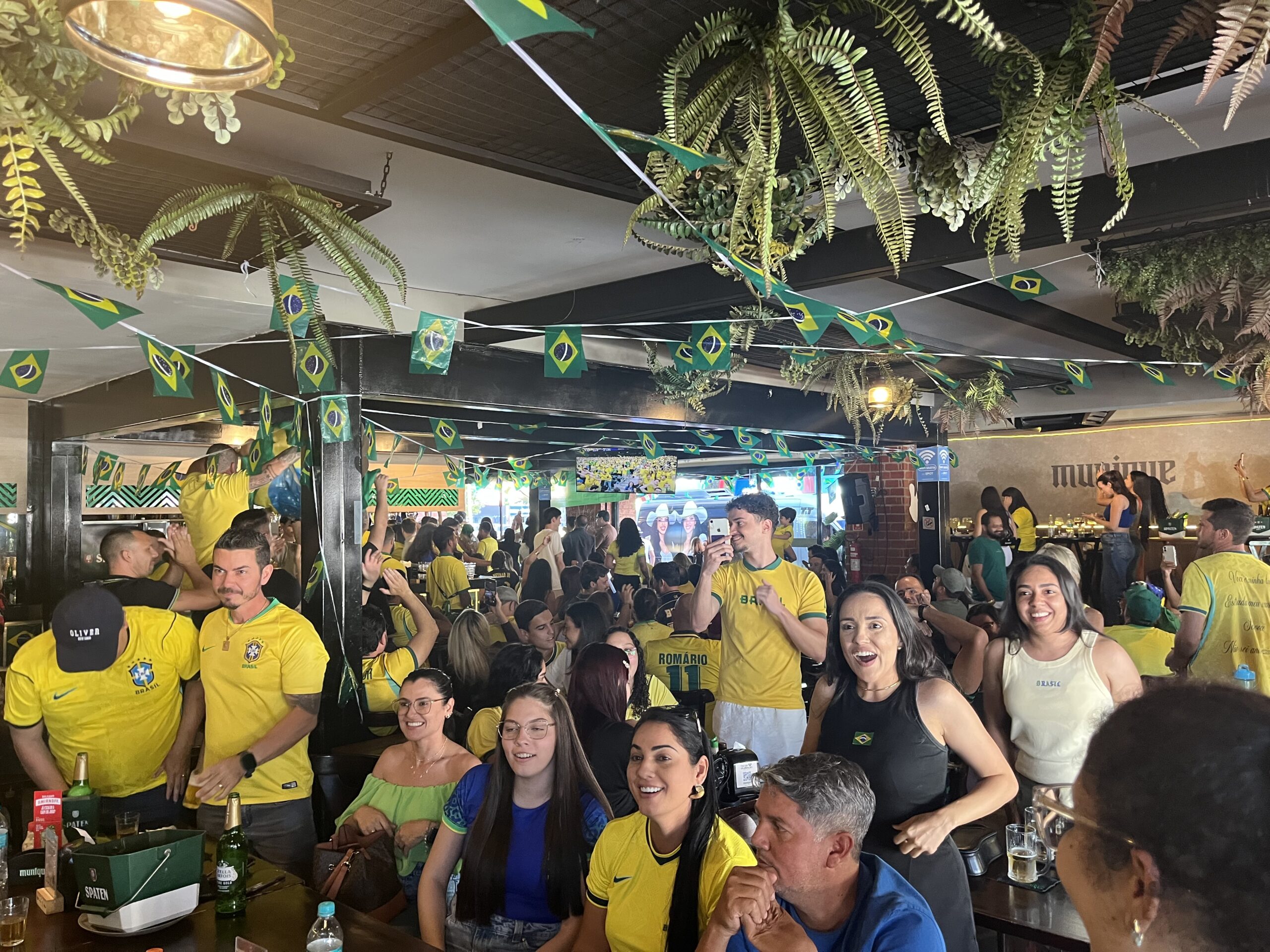 Imagens pessoas de camisa amarela comemorando