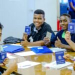 Imagem jovens segurando carteira de trabalho